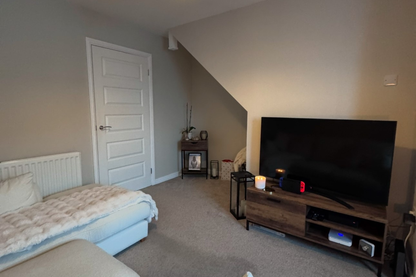 Living room with a corner sofa and TV