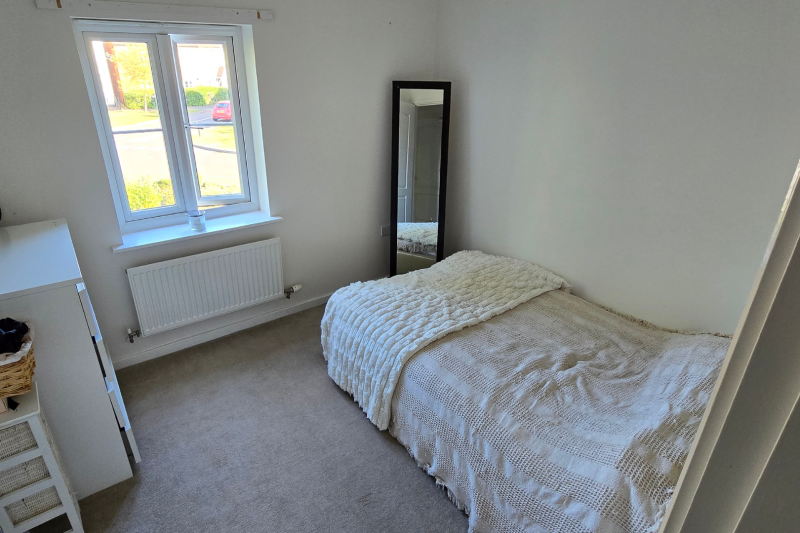 Bedroom with a single bed